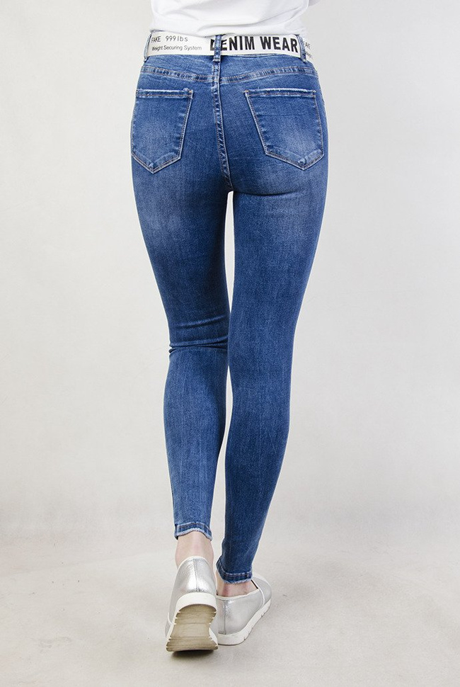 Spodnie jeansowe z wysokim stanem oraz białym paskiem