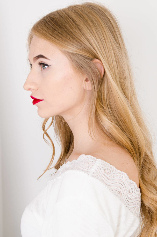 BIAŁA PRĄŻKOWANA BLUZKA Z KORONKOWYM DEKOLTEM W SEREK