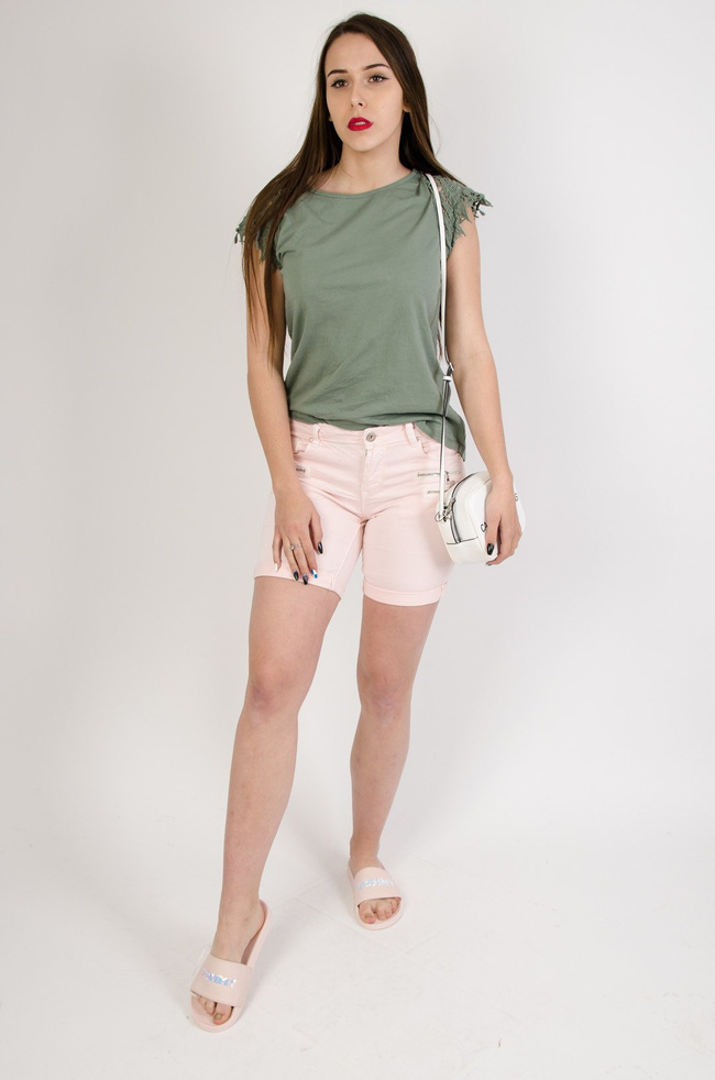 Różowe bermudy z trzema zamkami