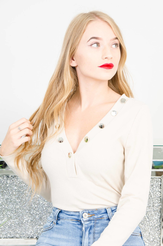 BEŻOWE PRĄŻKOWANE BODY ZE ZŁOTYMI GUZIKAMI