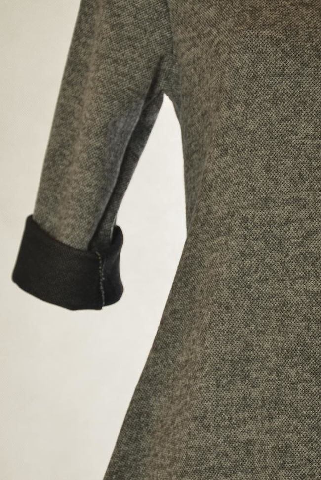 Sukienka z wywijanymi mankietami