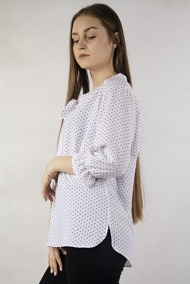 Biała bluzka w trójkąty z wiązaniem przy szyi