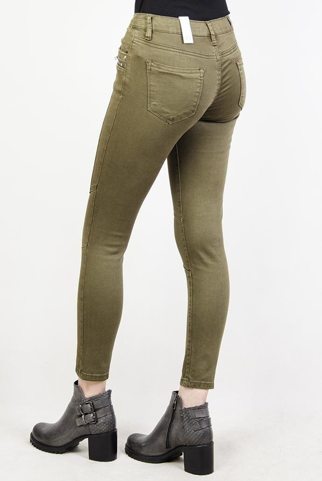 Zielone spodnie rurki jeansowe z zamkami i przeszyciami