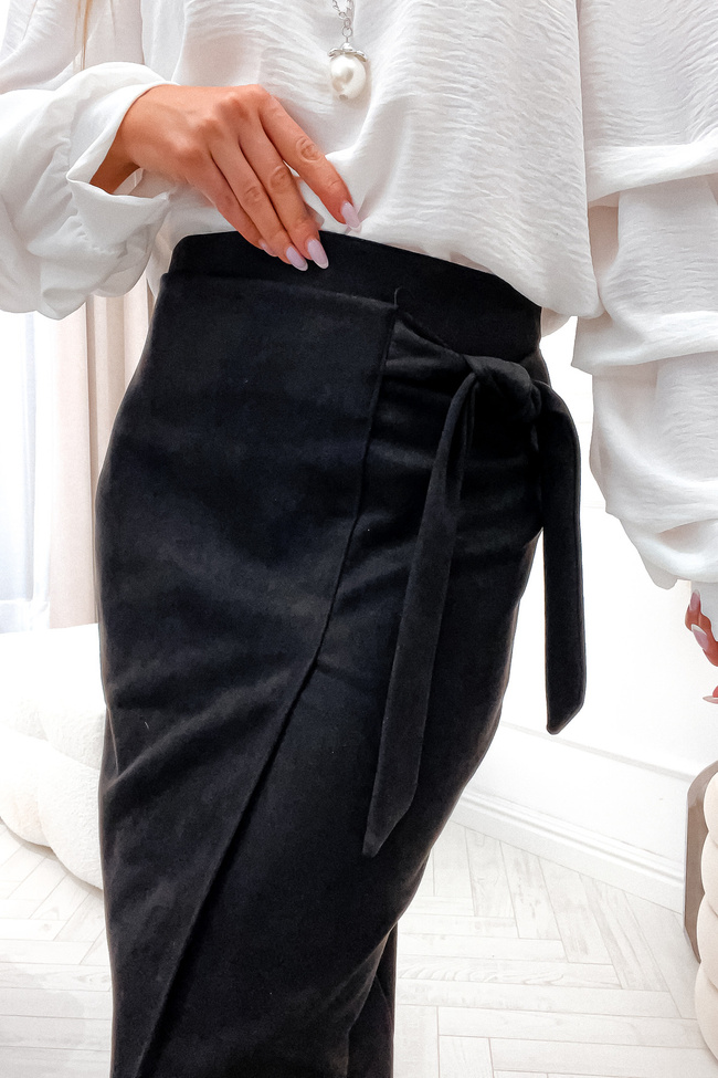 WELUROWA SPÓDNICA MIDI Z OZDOBNYM WIĄZANIEM- CZARNA