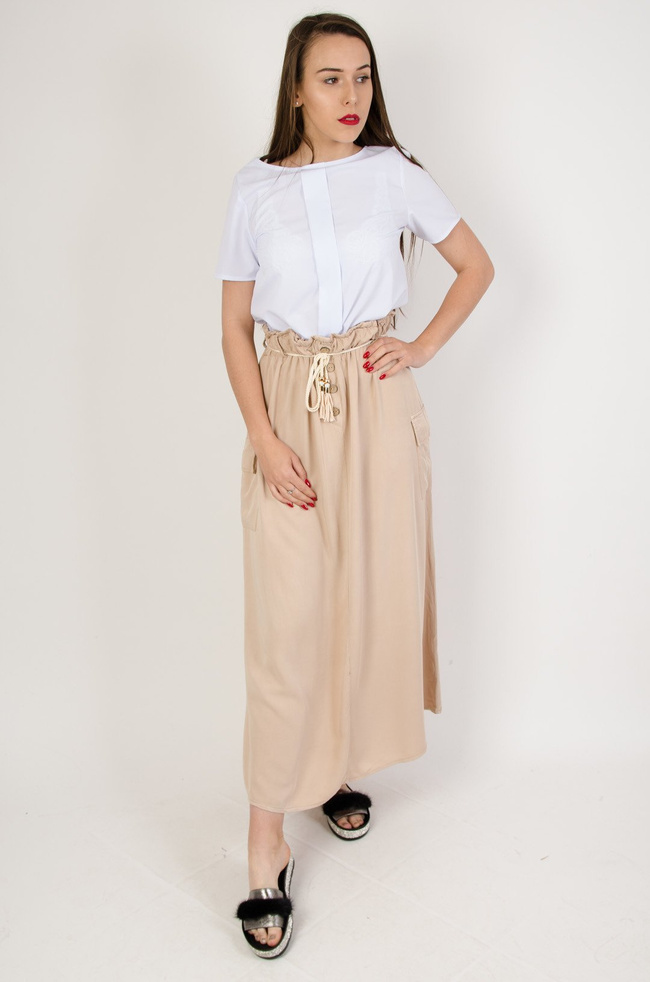 Długa brązowa spódnica z czterema guzikami i kieszonkami po bokach