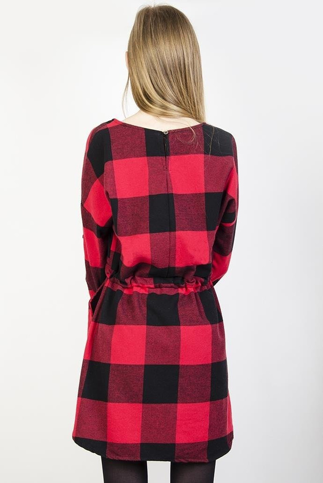Sukienka w czerwono-czarną kratę, z naszywką
