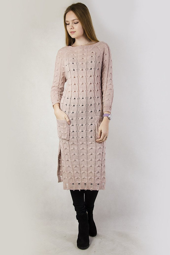 Przedłużany różowy sweter w warkoczowy splot