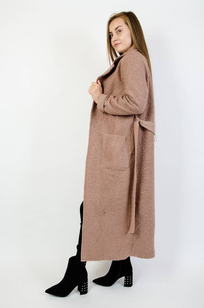 Jasno brązowy płaszcz wiązany w pasie