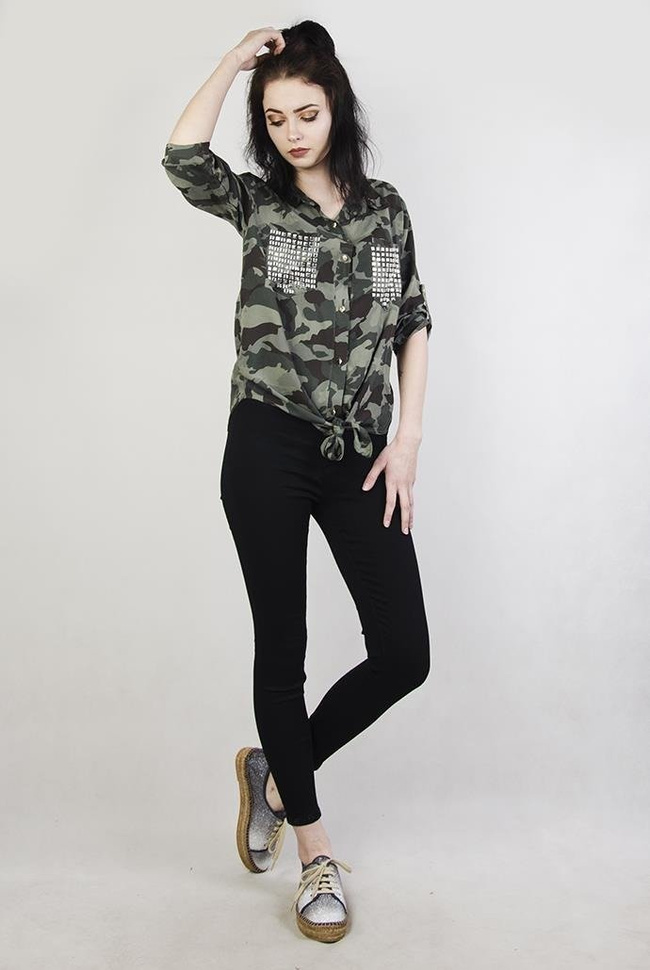 Koszula moro z wiązaniem na dole i ćwiekami przy kieszonkach