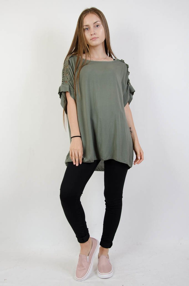 Zielona bluzka oversize z ażurowymi wstawkami na ramionach