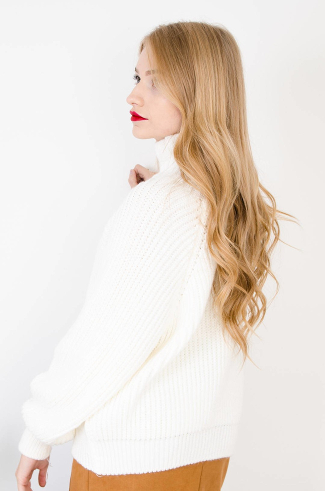 KREMOWY SWETER OVERSIZE Z PÓŁGOLFEM