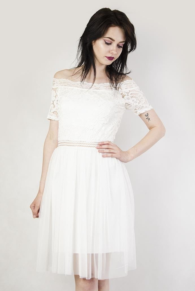 Biała, rozkloszowana sukienka z koronkowymi wstawkami