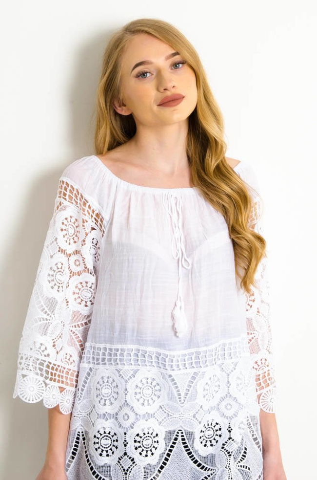 BIAŁA LUŹNA BLUZKA Z AŻUROWYMI WSTAWKAMI-WIĄZANA W DEKOLCIE