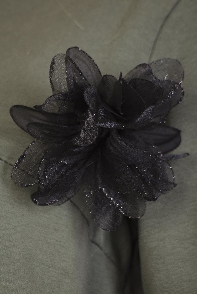 Zielona tunika z czarnym kwiatem