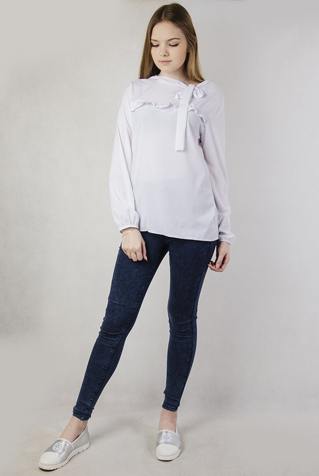 Biała bluzka koszulowa z falbanką oraz wiązaniem przy szyi