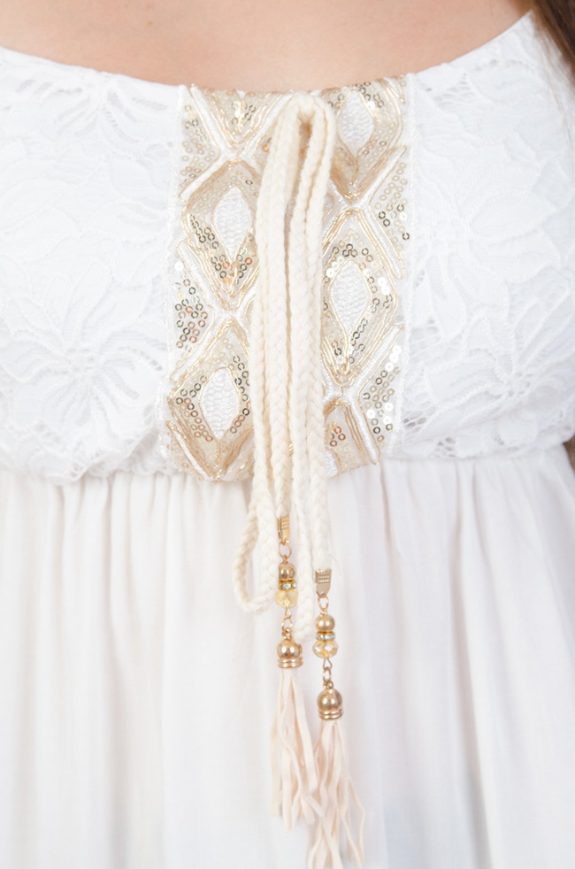 Biała bluzka z ażurowym dekoltem i złotymi cekinami