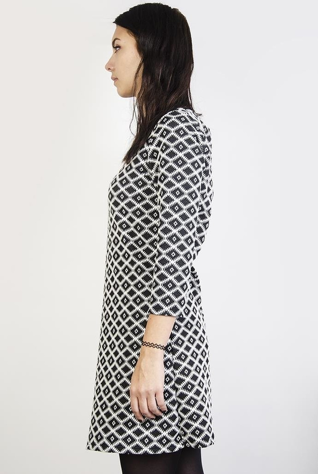 Biało-czarna sukienka w romby