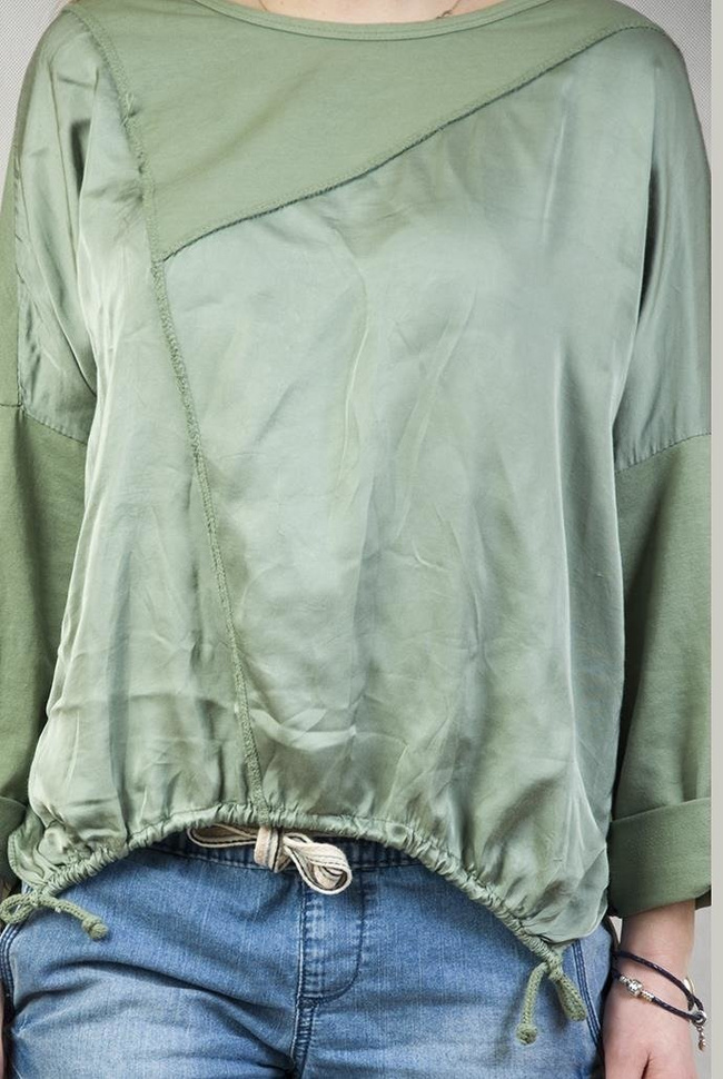 Zielona, asymetryczna bluzka z satyną