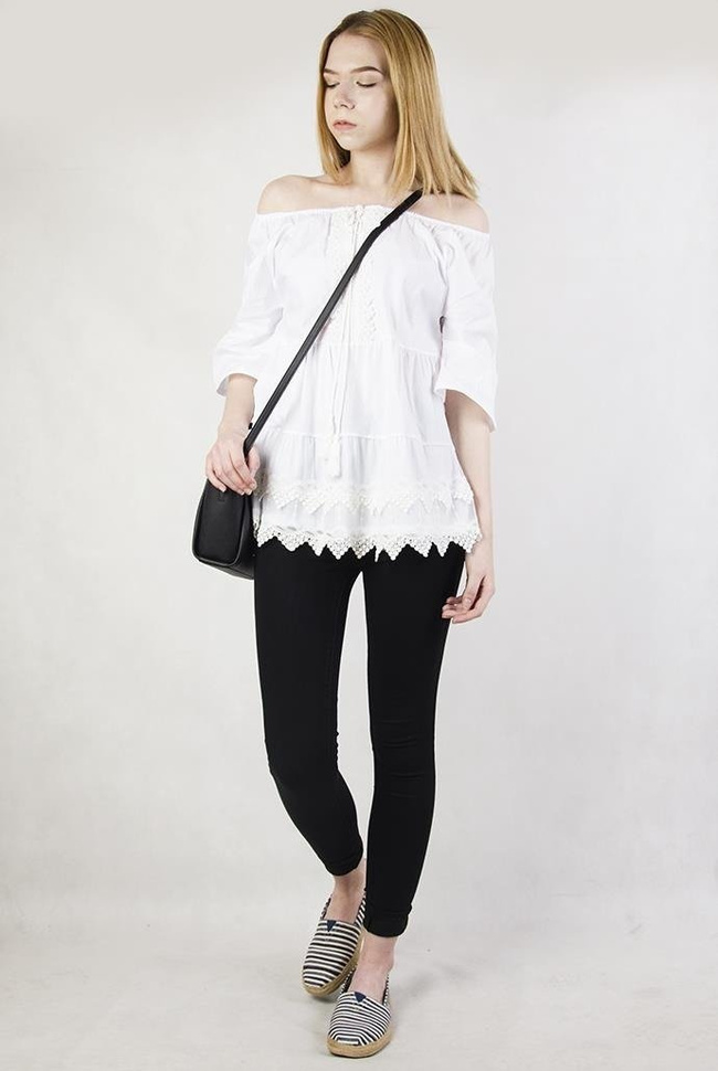 Biała bluzka koszulowa z haftami