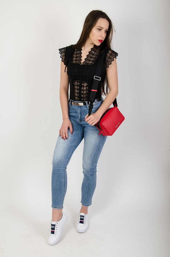 Czarne body z wstawkami z koronki