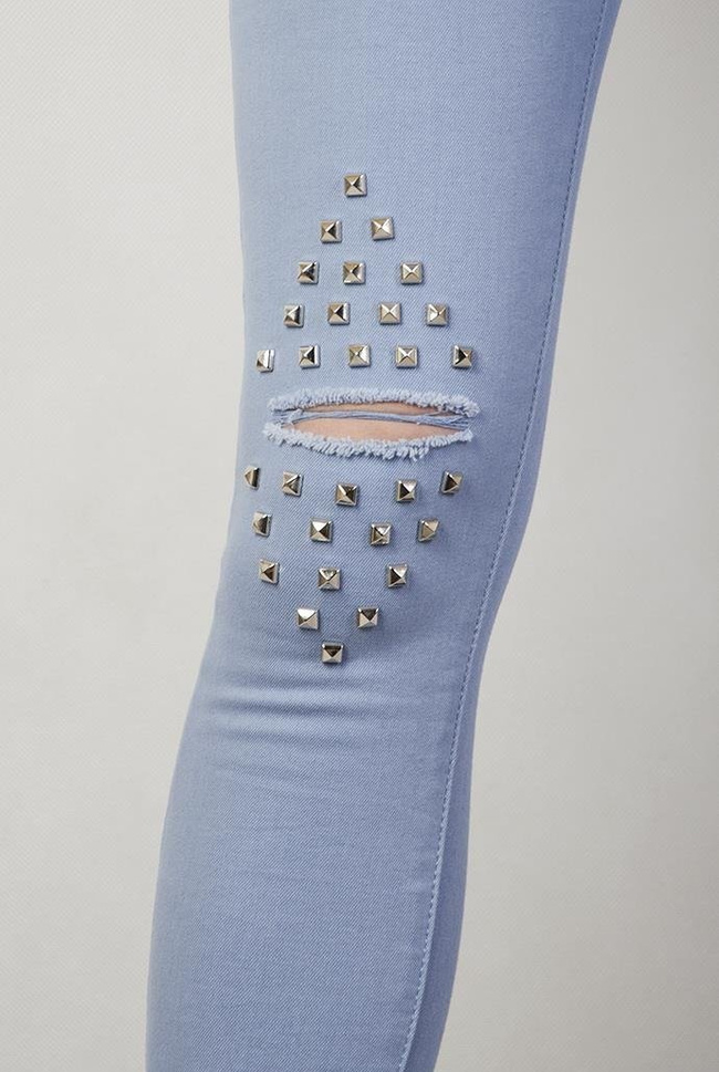 Jasnoniebieskie spodnie skinny jeans z ćwiekami i dziurami