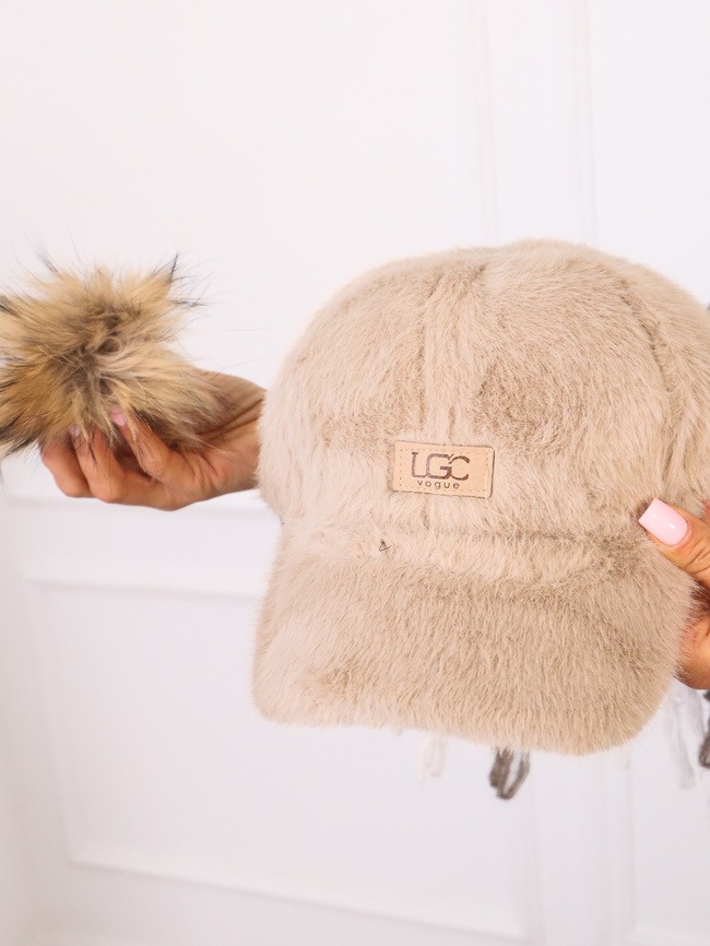 CZAPKA FUTRZANA Z NASZYWKĄ I ODPINANYM POMPONEM- BEŻOWA