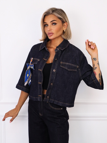 KURTKA JEANSOWA Z OZDOBNĄ CHUSTĄ NA KIESZENI- GRANATOWA