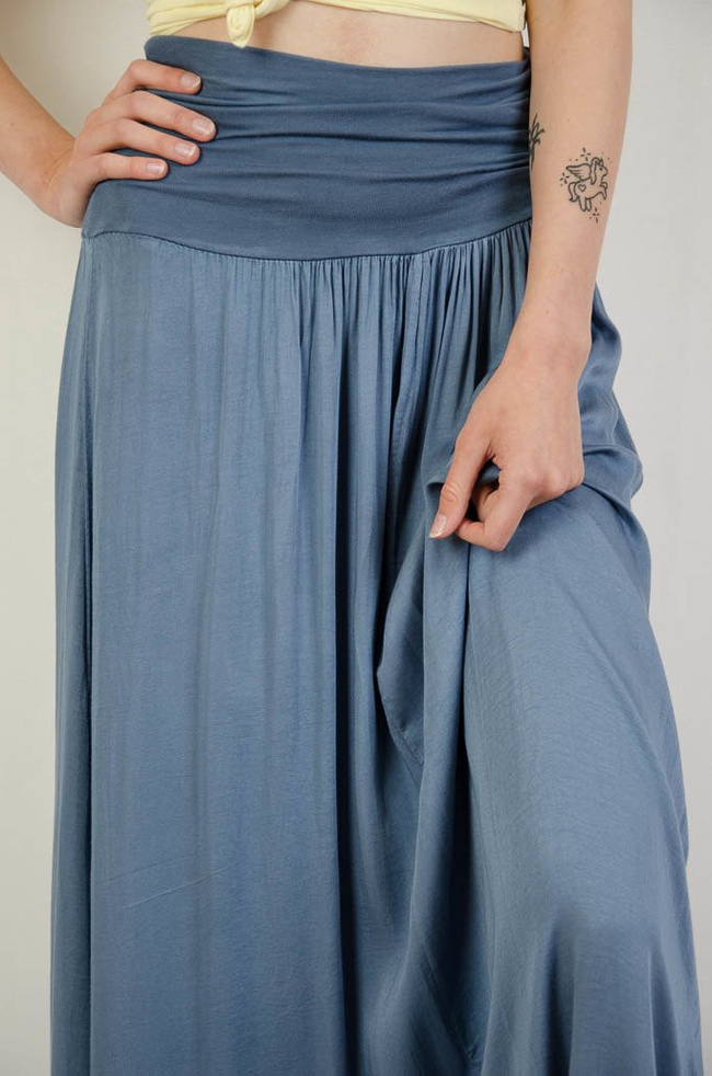 Długa zwiewna niebieska spódnica z szerokim pasem