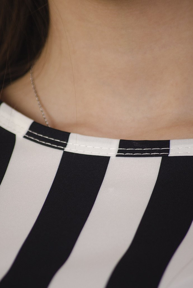 Bluzka w czarno białe pasy z przedłużanym tyłem