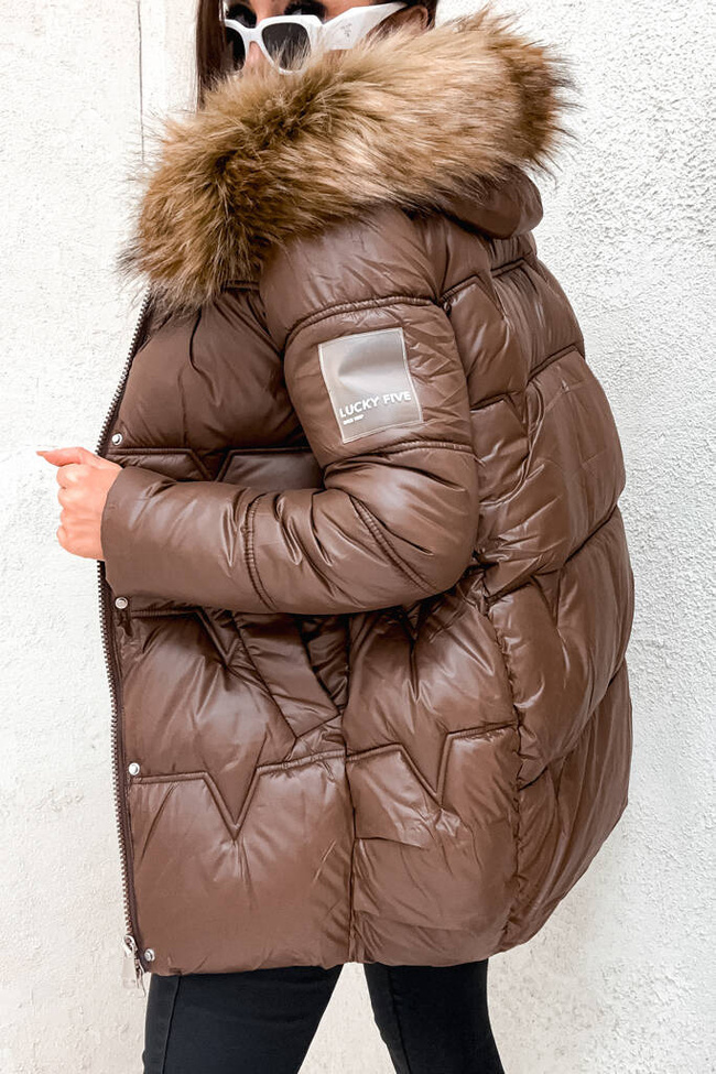 CIEMNO BRĄZOWA KURTKA PIKOWANA Z NASZYWKĄ NA RĘKAWIE