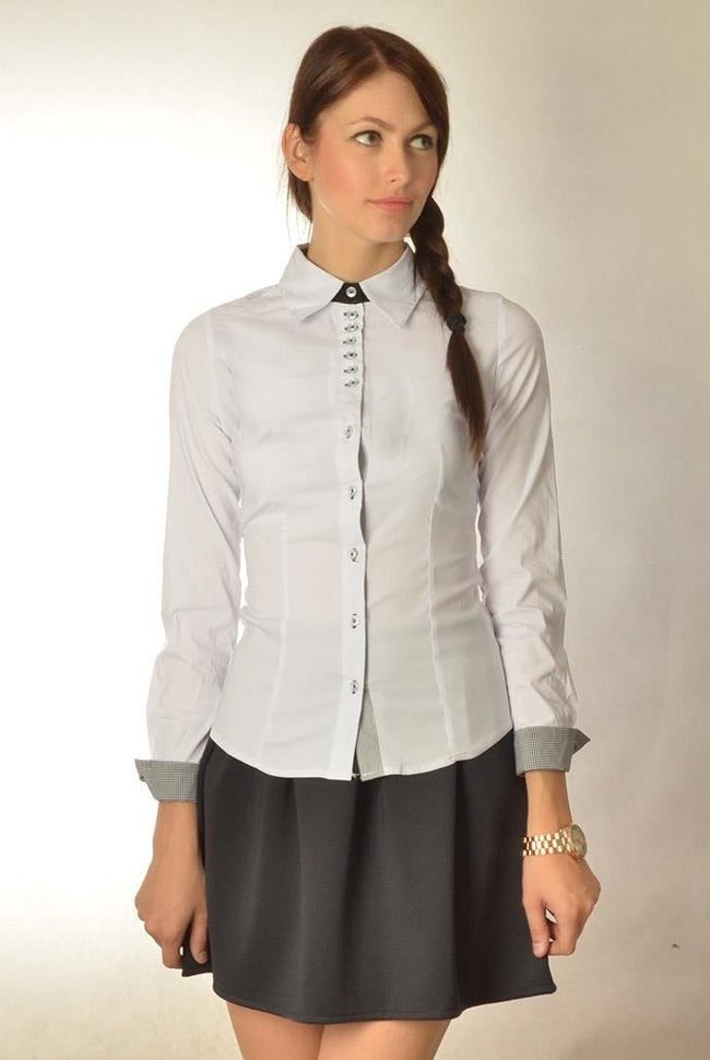 Biała koszula z wywijanymi mankietami