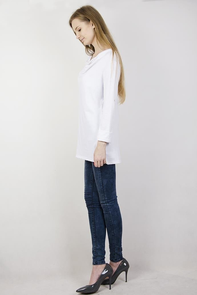 Biała bluzka z dekoltem i podwiniętymi rękawami