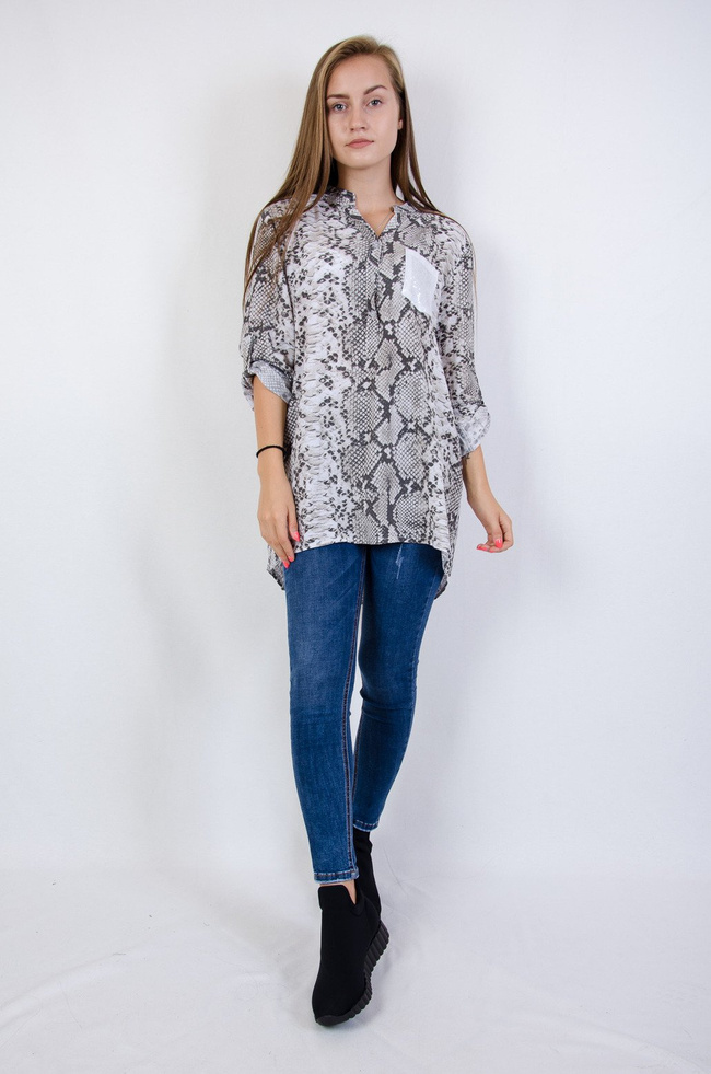 Biała bluzka koszulowa w wężowy wzór z ozdobną kieszonką