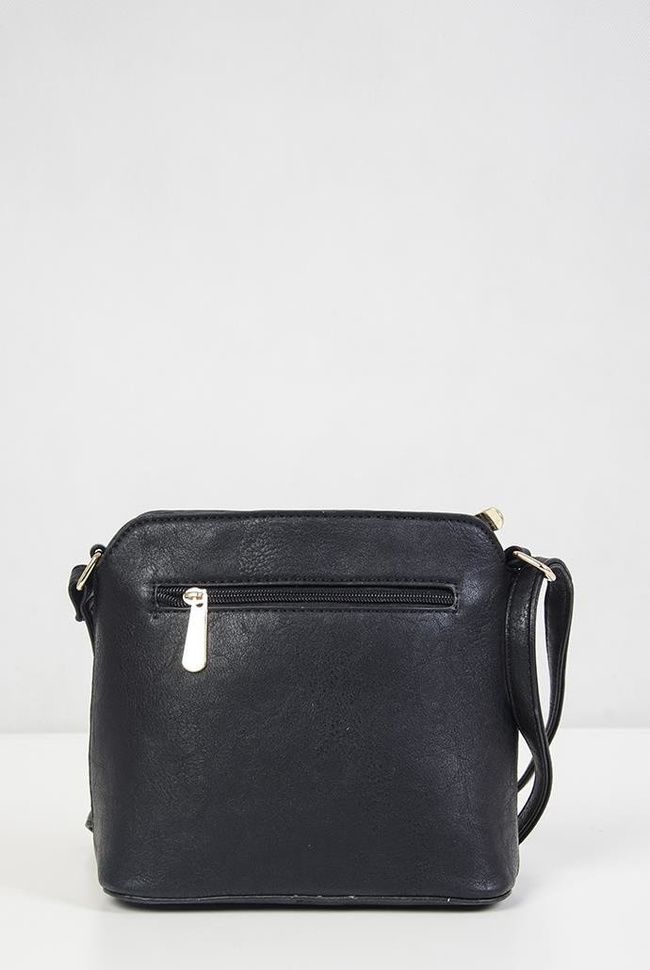 Mała, czarna torebka z ćwiekami po bokach