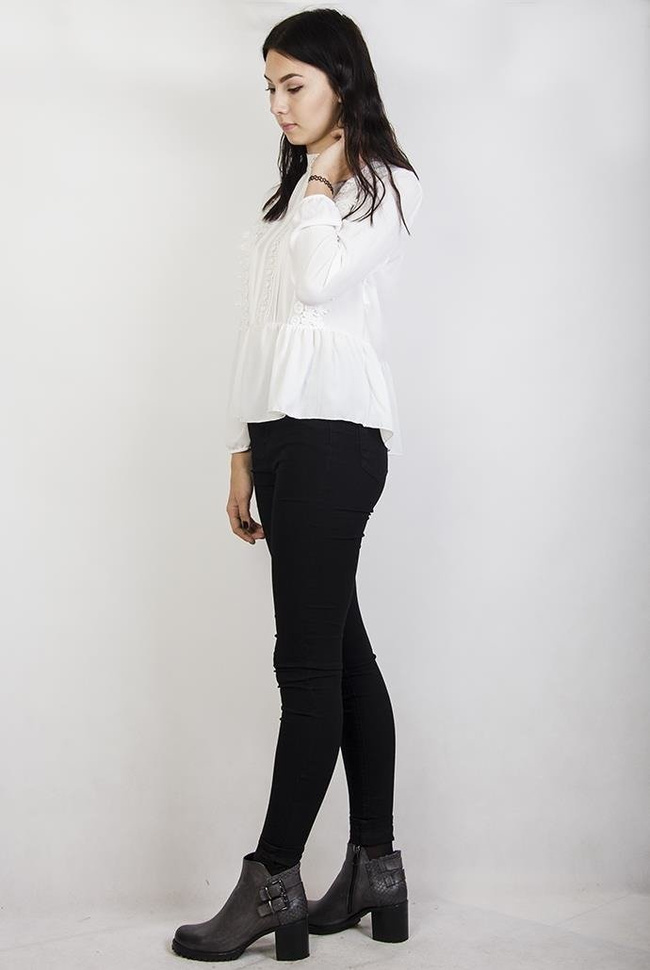 Biała bluzka szyfonowa z ażurowymi zdobieniami