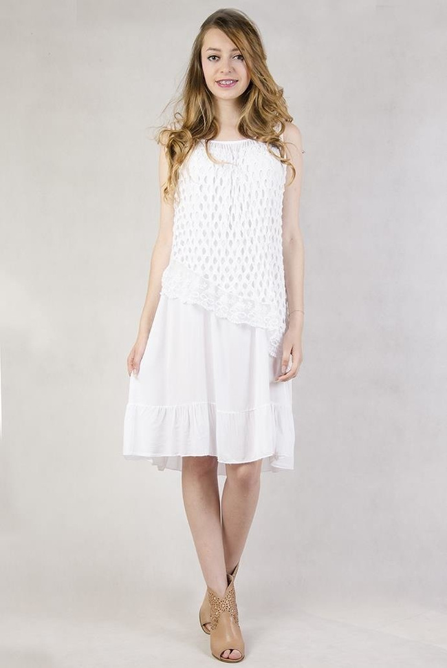Biała sukienka z ażurowymi zdobieniami