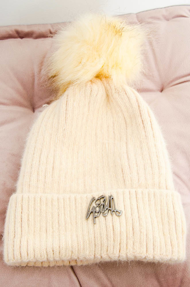 BEŻOWA OCIEPLANA CZAPKA Z PRZYPINKĄ