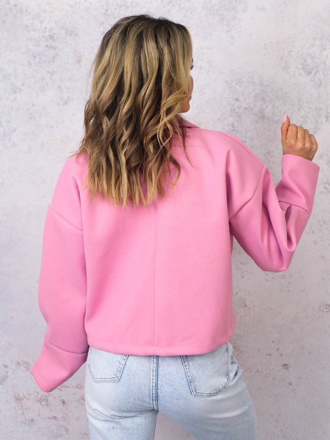 KRÓTKI PŁASZCZ Z KOŁNIERZEM I OZDOBNĄ BROSZKĄ- JASNORÓŻOWY