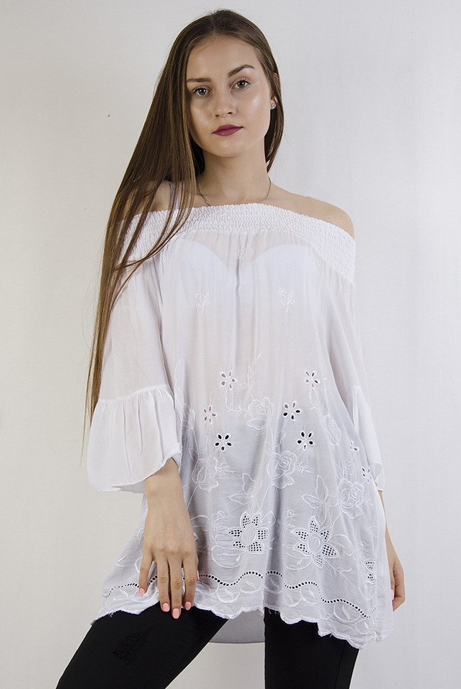 Biała bluzka z  szerokim ściągaczem w dekolcie