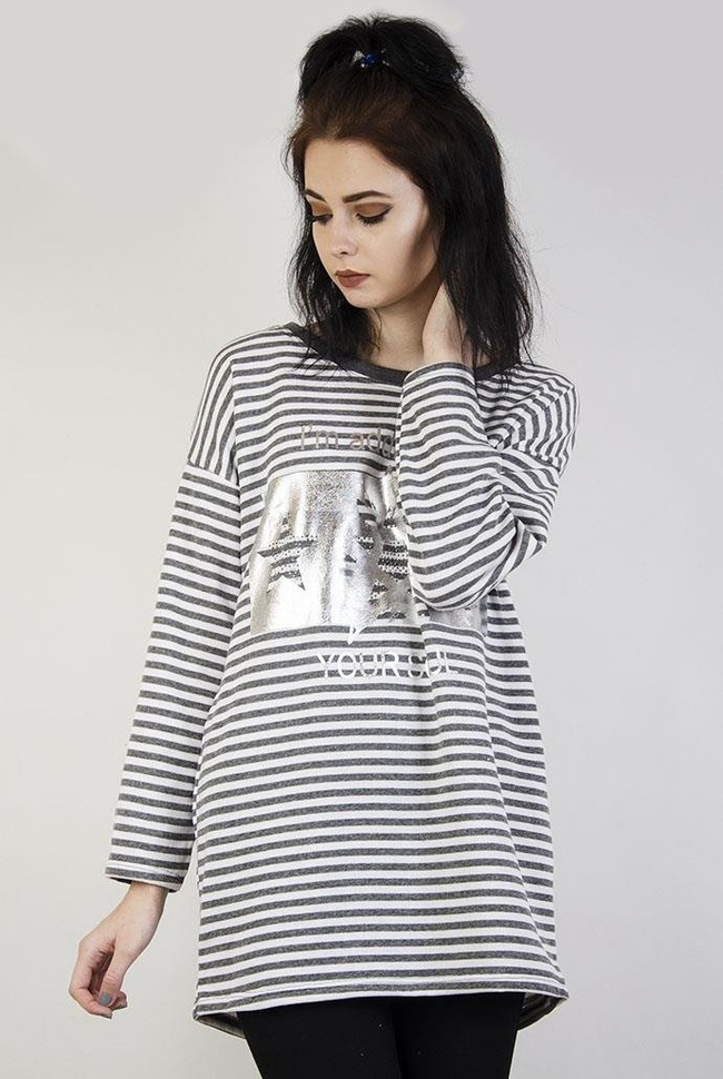 Biała bluzka w ciemnoszare paski, z nadrukiem