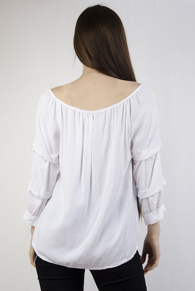 Biała bluzka z pufkami przy rękawach i koralikami