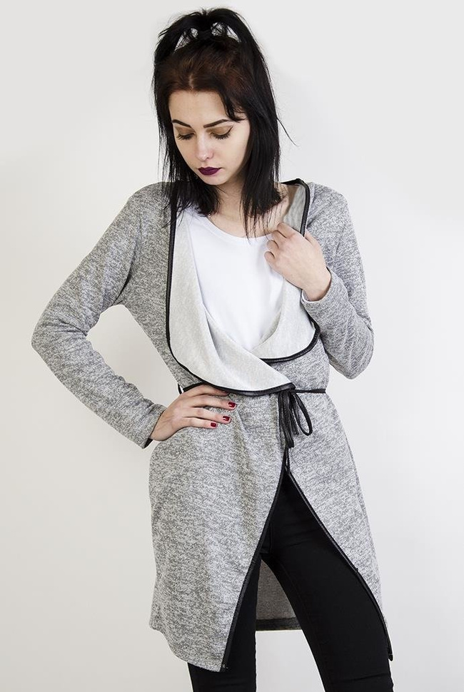 Jasnoszara narzuta wiązana w pasie