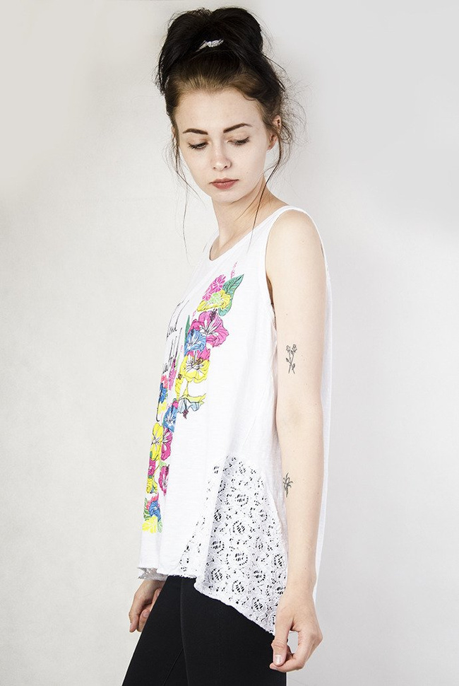 Biała bluzka z kwiatami