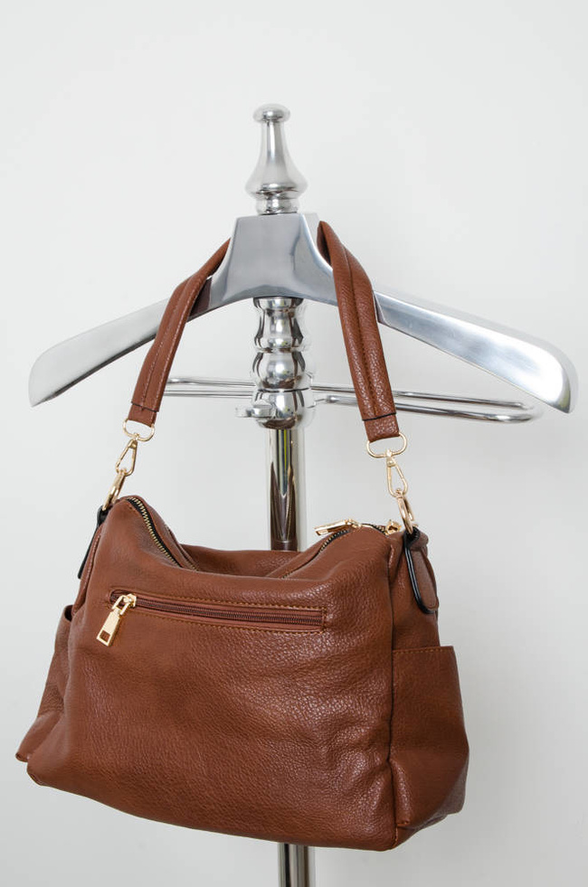 BRĄZOWA TOREBKA TYPU SHOPPER Z OZDOBNYMI ZAMKAMI