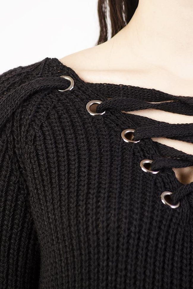 Czarny sweter z wiązaniem w dekolcie