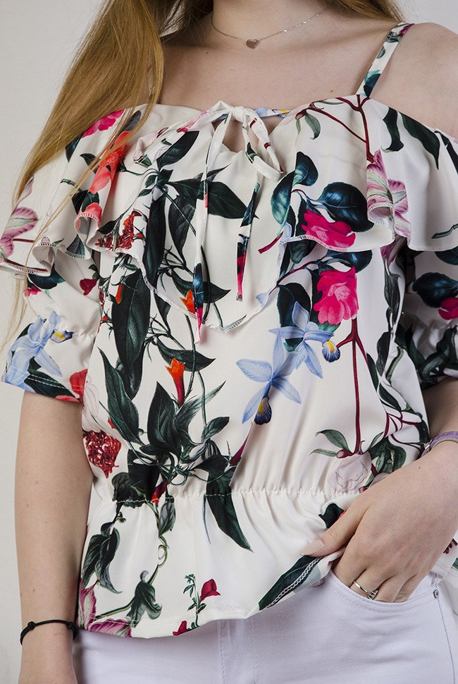 Biała zwiewna bluzka w kwiaty