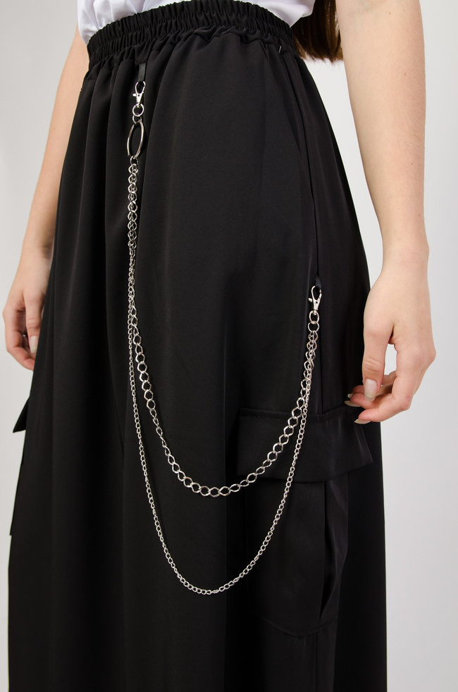 Długa czarna spódnica z kieszeniami oraz łańcuszkiem