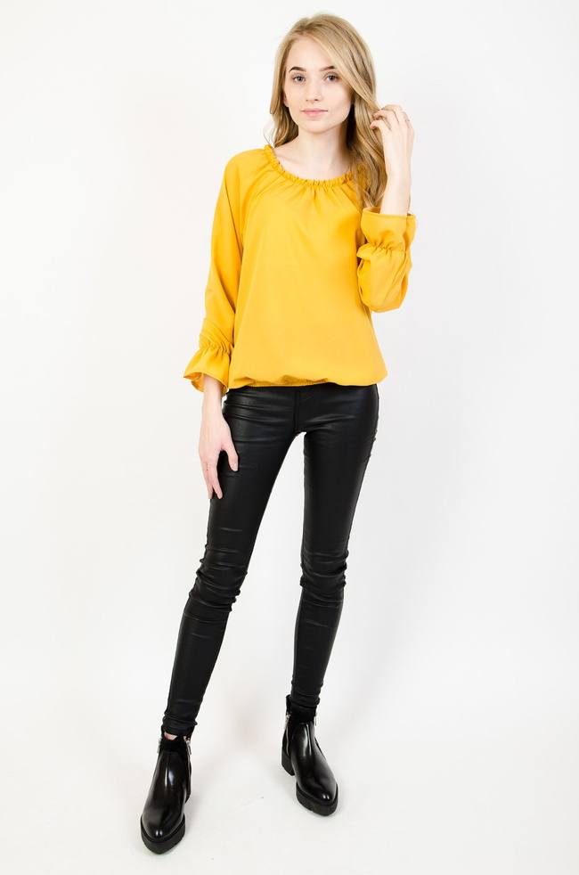 Żółta bluzka z gumką w dekolcie oraz rozszerzanymi rękawami