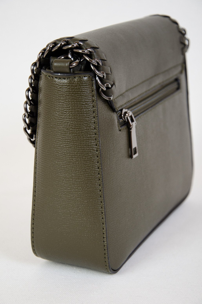 Zielona mała torebka z klapką plecioną łańcuszkiem