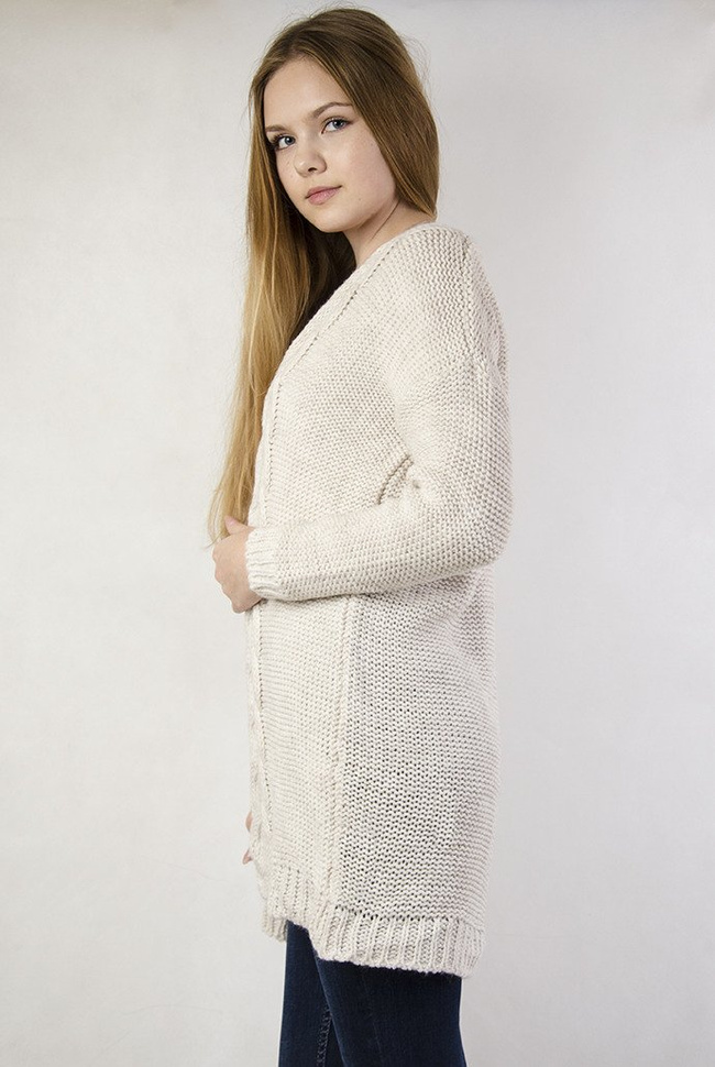 Beżowa narzuta sweterkowa, z plecionym warkoczem